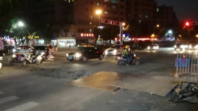 梅县扶外路与宪梓中路路段铺设水管，请小心慢行！