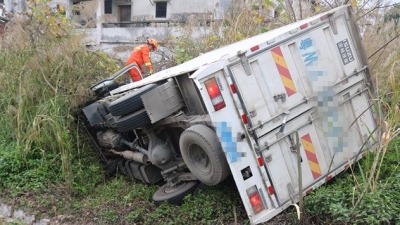 小货车侧翻草丛一死一伤！事发S225线兴宁坭陂路段