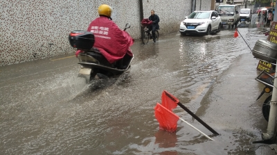 梅城黄塘路逢雨必浸，还有“暗坑”害人摔，排水你咋了？
