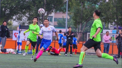 “五华农信”足球贺岁杯开赛 女子裁判员点缀绿茵球场