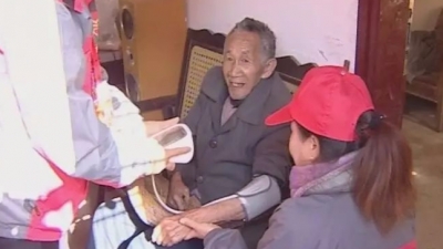 蕉岭志愿者走访慰问蓝坊镇困难老人