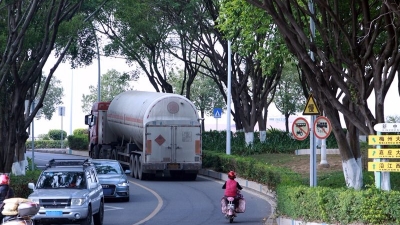 禁行指示牌成摆设！重型货车“强闯”梅城沿江河堤