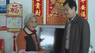 县文广新局到华城镇扶贫挂点村开展精准扶贫慰问活动