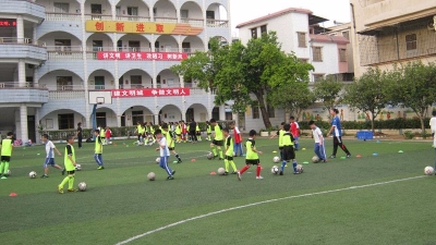 在奔跑中成长 梅江区五洲小学圆学生足球之梦