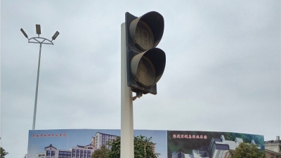 剑英大道部分红绿灯“罢工” 市民无奈猜灯过马路