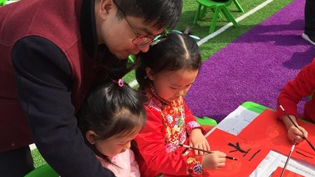 梅江区萍聚幼儿园：教孩子制作腊八粥、写春联，体验传统节日