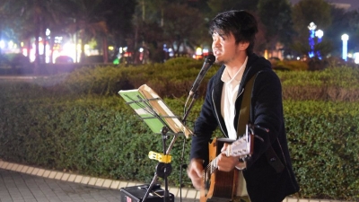 流浪歌手浪迹梅州：想要唱遍全国