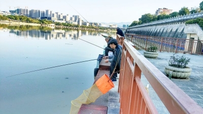 越过护栏，危险垂钓！这事发生在梅城归读公园亲水平台