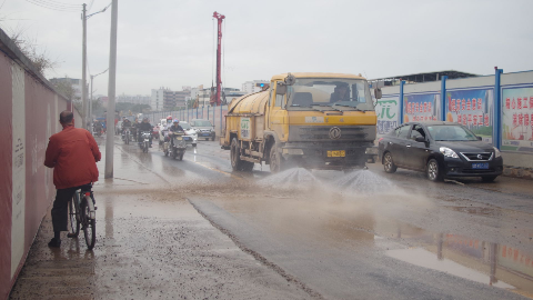 梅城一工地施工流出黄泥水 两三百米道路成泥浆地
