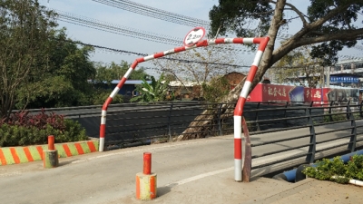 囧！梅城江北一限高架被撞“矮”了