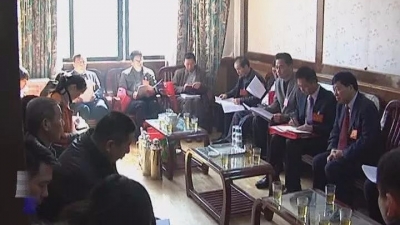  人大代表分组讨论人大常委会和法检两院工作报告