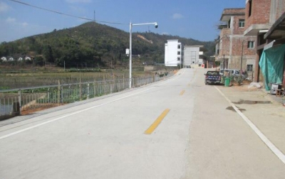 洲瑞村民自筹资金改造“上学路”