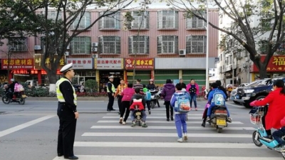 赞！4举措保障梅城三角镇中心小学校门口交通安全