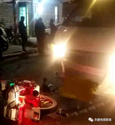 丰顺潘田摩托小车碰撞，摩托车司机受伤倒地...