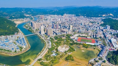 梅江区委区政府考察组到大埔考察新农村和特色小镇建设