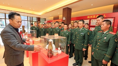 不忘初心！消防官兵参观梅州首届红色收藏品展