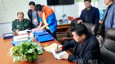 区考核组对西郊街道安全生产和消防安全责任制进行考核