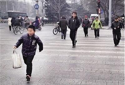 百姓议事厅丨天冷孩子就能闯红灯吗？