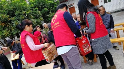 五华周江镇组织志愿者慰问敬老院老人