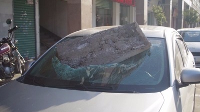 数十斤水泥板从天而降，直插小车，事发梅城江边路