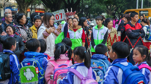 梅州推行“警家校”模式，家长上岗执勤为孩子护航