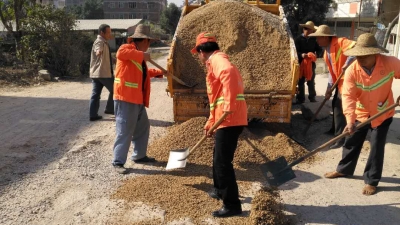 梅县区地方公路总站道班进行春运前道路平整工作