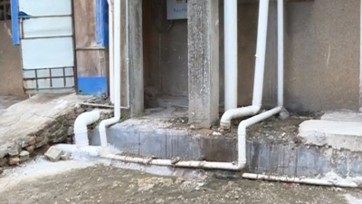 恶心！团结楼小巷排污管道安装不合理,排泄物直排地面