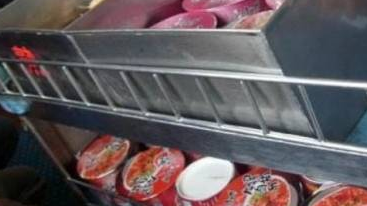列车售货员加价卖泡面 餐车长被免职