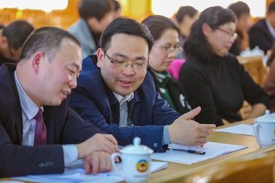 政协委员热议“两个报告”  陈建青等到讨论组听取意见