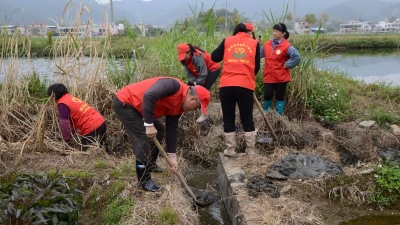 点赞！蕉岭百余名志愿者为“美丽乡村”清沟扫街