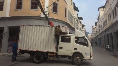 太危险！梅城江北老街线缆下垂，勒倒了市民，难住了货车