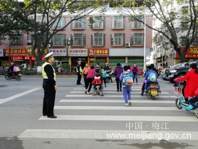 梅江区完善三角镇中心小学周边交通设施