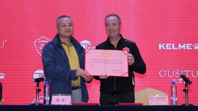 胡安任梅县铁汉生态主教练  穆里奇、阿洛伊西奥亮相发布会