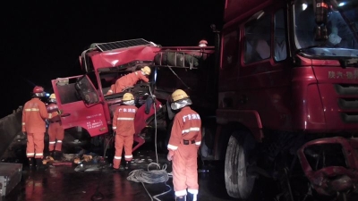 205国道白渡大桥路段两货车追尾，一驾驶员双腿被卡方向盘