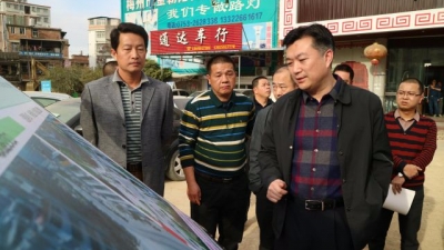 熊锋松率队调研县城主要街道改造工程建设工作