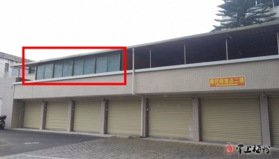 开发商在摩托停车位上建办公场所 小区住户意见大