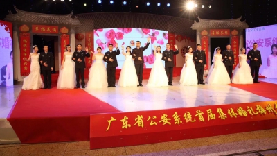 今日梅州公安8对新人集体婚礼，来看警察蜀黍花式撒粮！