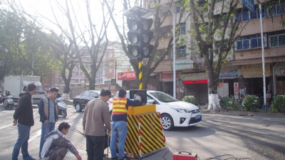 梅城学院路口新设交通信号灯 规范学校周边交通秩序