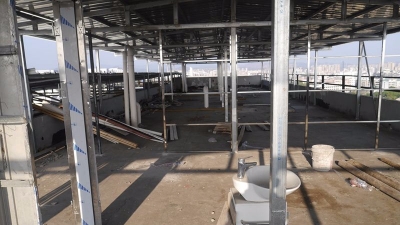 梅城一小区物管疑在顶楼加盖两层 业主反对竟遭断电恐吓