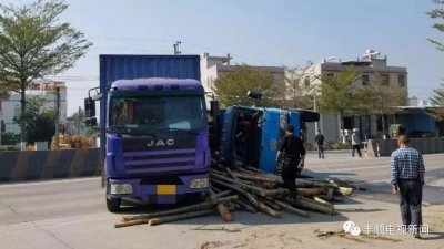 丰顺环城路两货车碰撞  监控视频记录下这惊险一幕