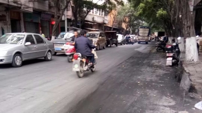 载煤货车途经汤坑三门凹路段太“放飞” 黑了路面脏了环境