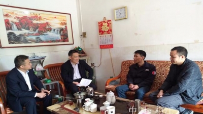 区人大常委会副主任、区总工会主席罗尚君率队慰问特困职工