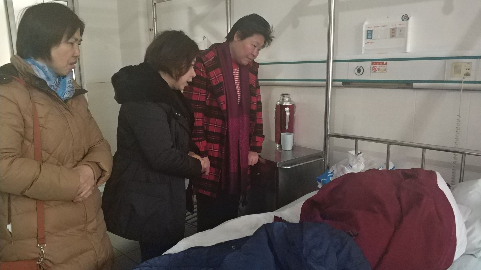 雪中送炭！梅州市妇联、梅江区妇联为李翠金送上慰问金