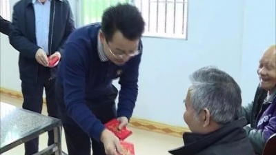 廖茂忠率队慰问孤寡老人和困难群众