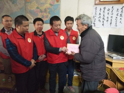 五华团县委组织爱心志愿者慰问李彩光一家