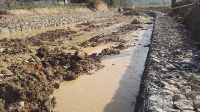 河道整治致河床抬高 梅江区西阳龙坑村民：两旁农田要被淹