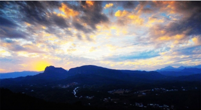 平远大佛仰卧天地  南台卧佛山泛祥光