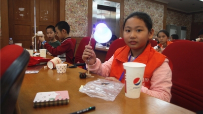 小记者胡梓熠作品丨折叠台灯