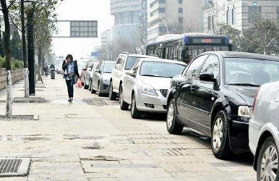 抢车位大打出手 乱停车引发事故 ...这些就发生在我们身边