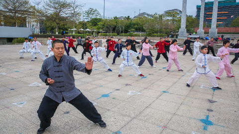 看！这么冷的天，还有太极拳爱好者在院士广场表演